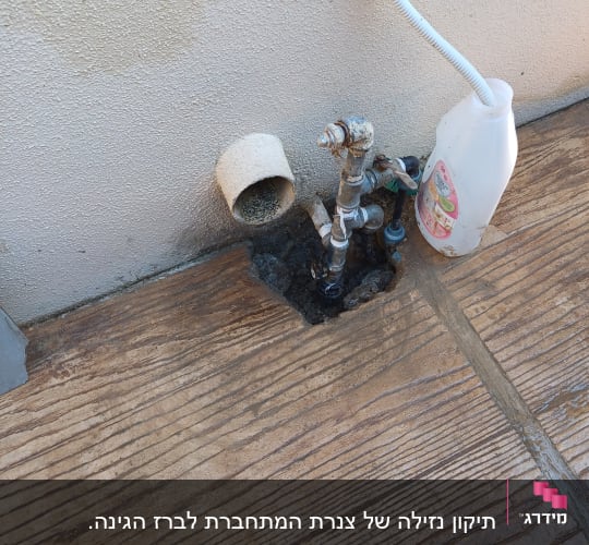 צינור מים עם ברז וחיבור לבקבוק פלסטיק